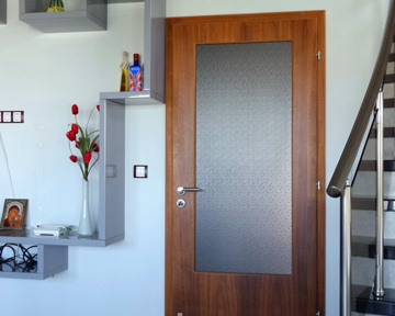 дървена интериорна врата със стъкло